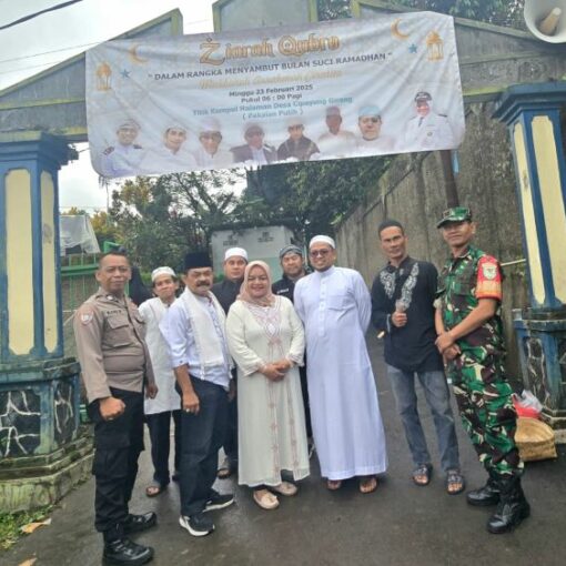 Kepala Desa Cipayung Girang Jalani Tradisi Nyekar